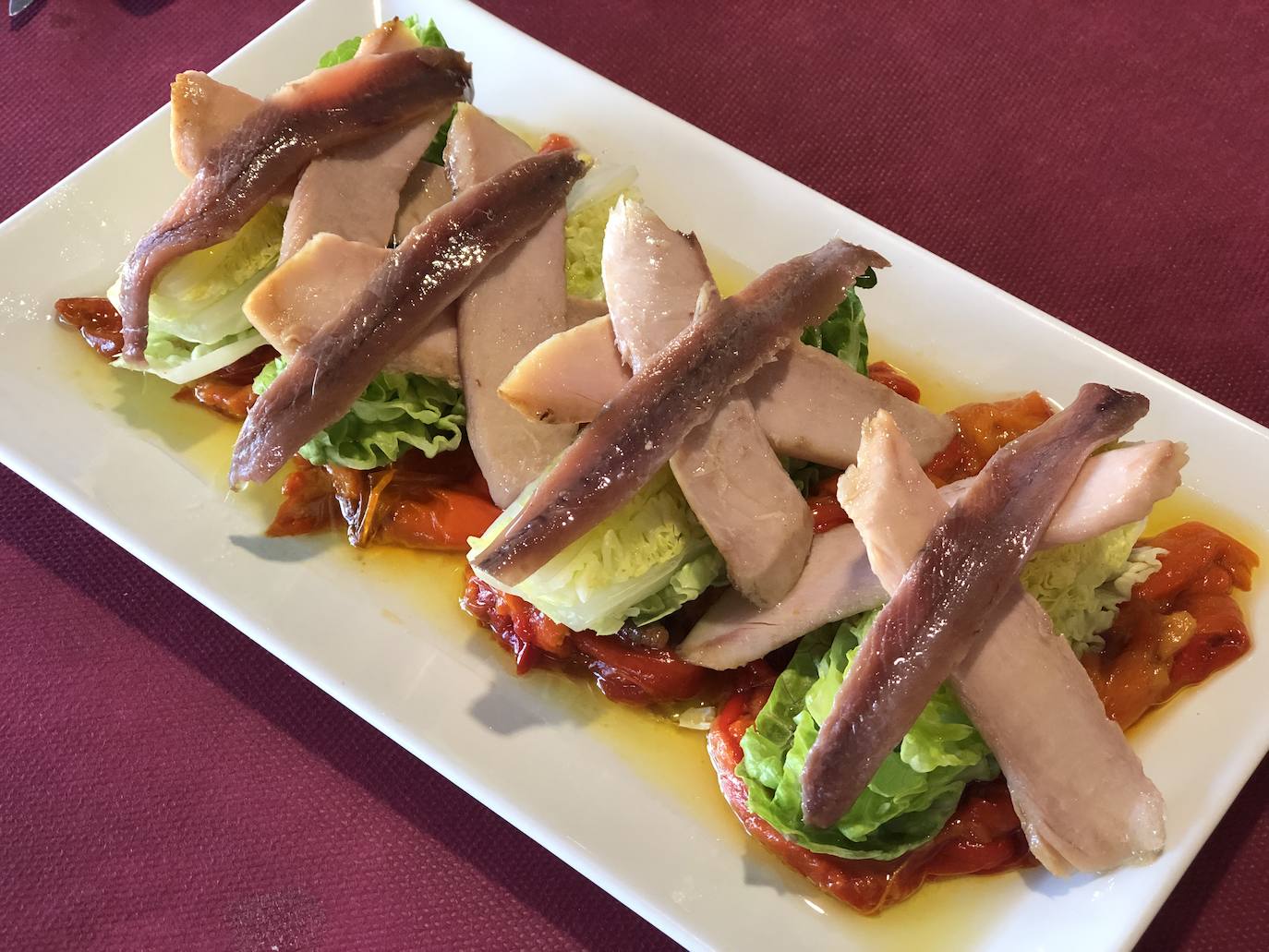 Imagen principal - Cogollos con bonito, anchoas y pimientos asados. Entrecot con patatas y pimientos. Alubias con almejas.