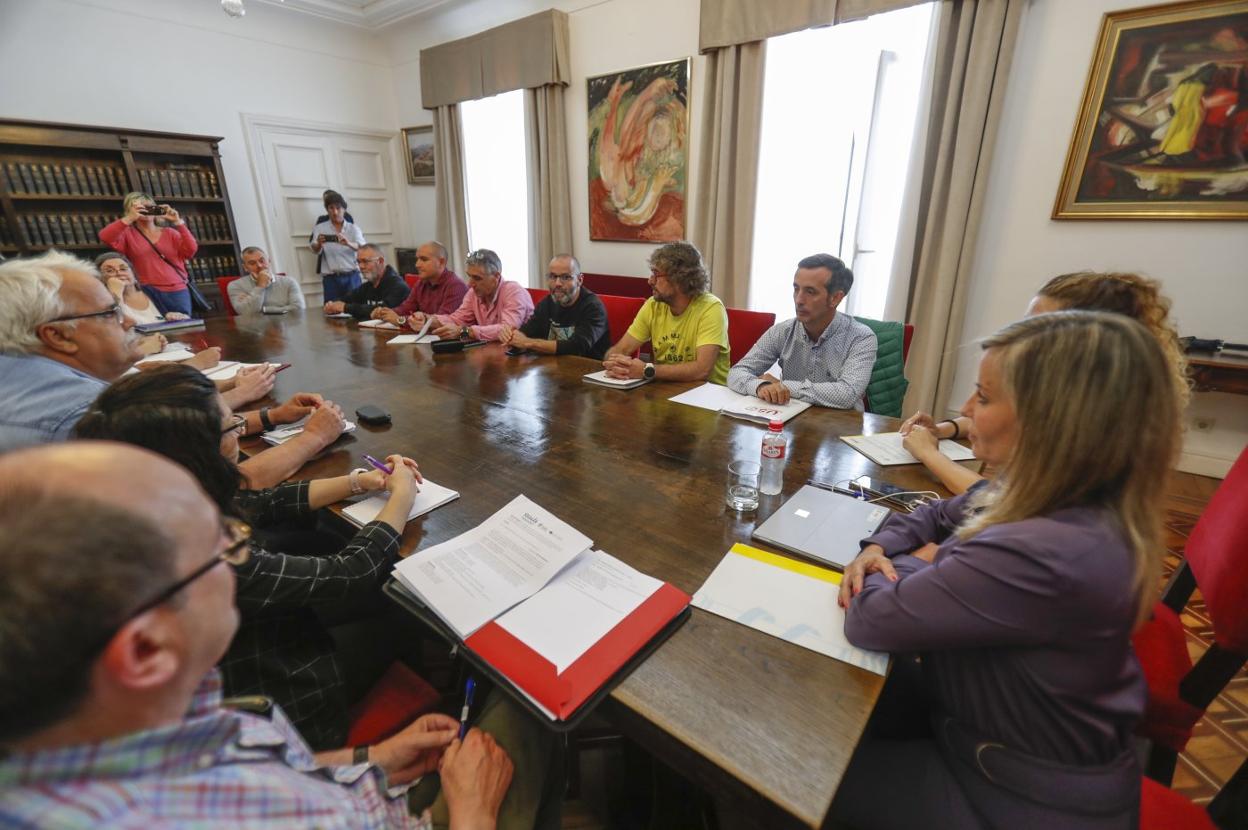 La directora general de Trabajo de España, Verónica Martínez (a la derecha, de morado), el lunes junto a representantes sindicales y de Pymetal. 