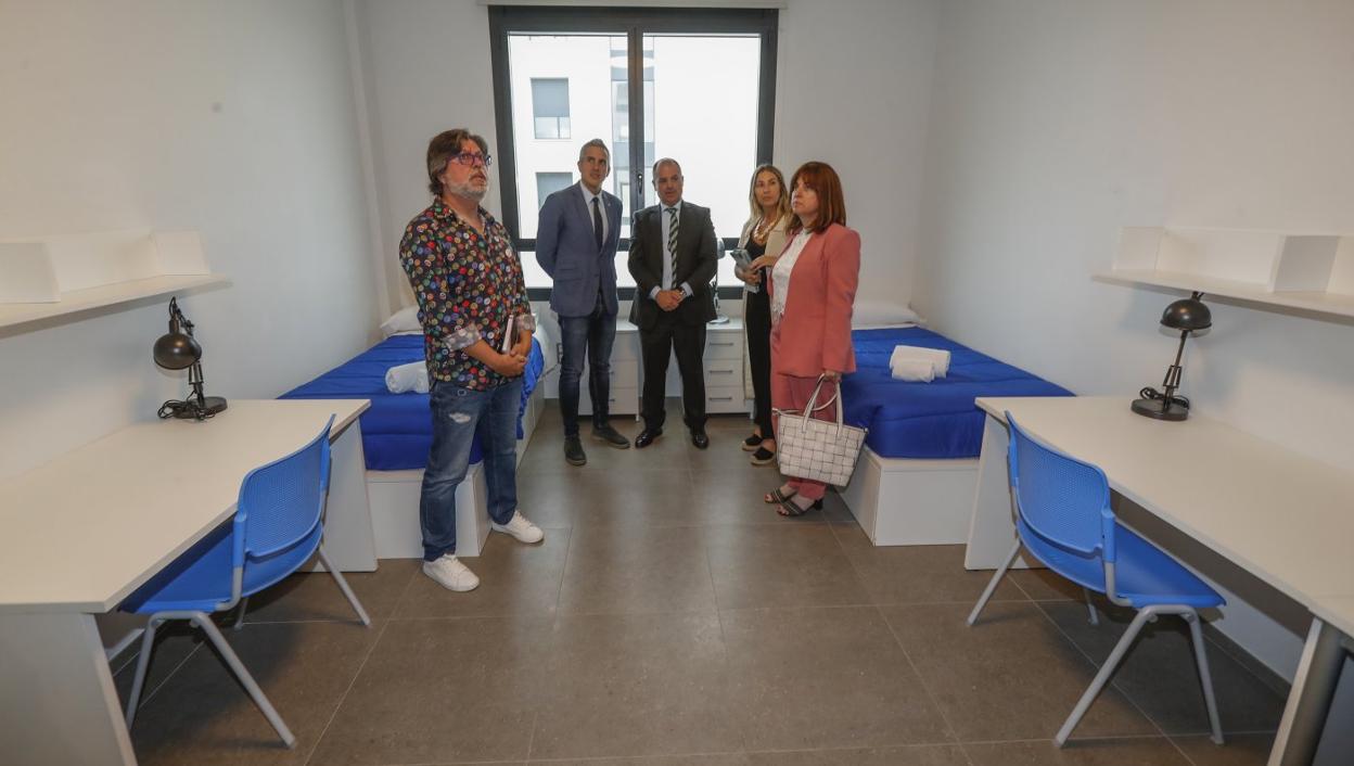  La residencia. El presidente de Cruz Roja Cantabria, Javier Fernández; el vicepresidente del Gobierno, Pablo Zuloaga; el rector de Uneatlántico, Rubén Calderón; la directora de la residencia, Ana Bustamante, y la directora general de Cooperación, Silvia Abascal, en una de las habitaciones. 