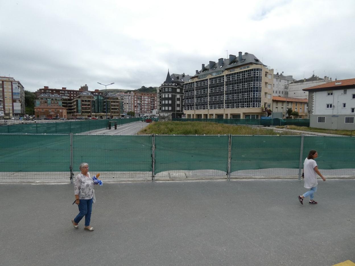 Solar de la antigua nevera, vallado para la inminente ejecución de las obras del centro de formación náutico-pesquera.