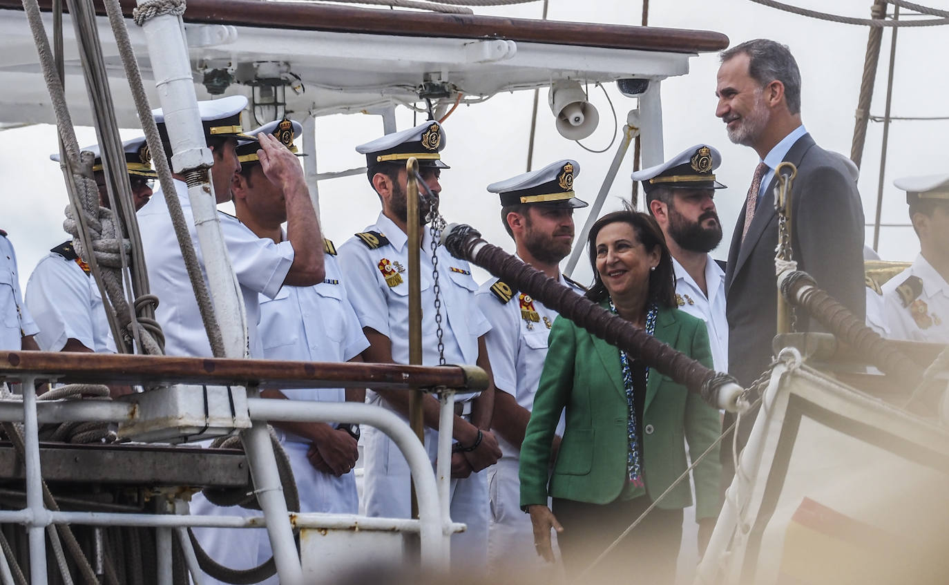 El Rey Felipe VI y la ministra de Defensa, Margarita Robles, han visitado este jueves, 23 de junio, el buque Juan Sebastián Elcano