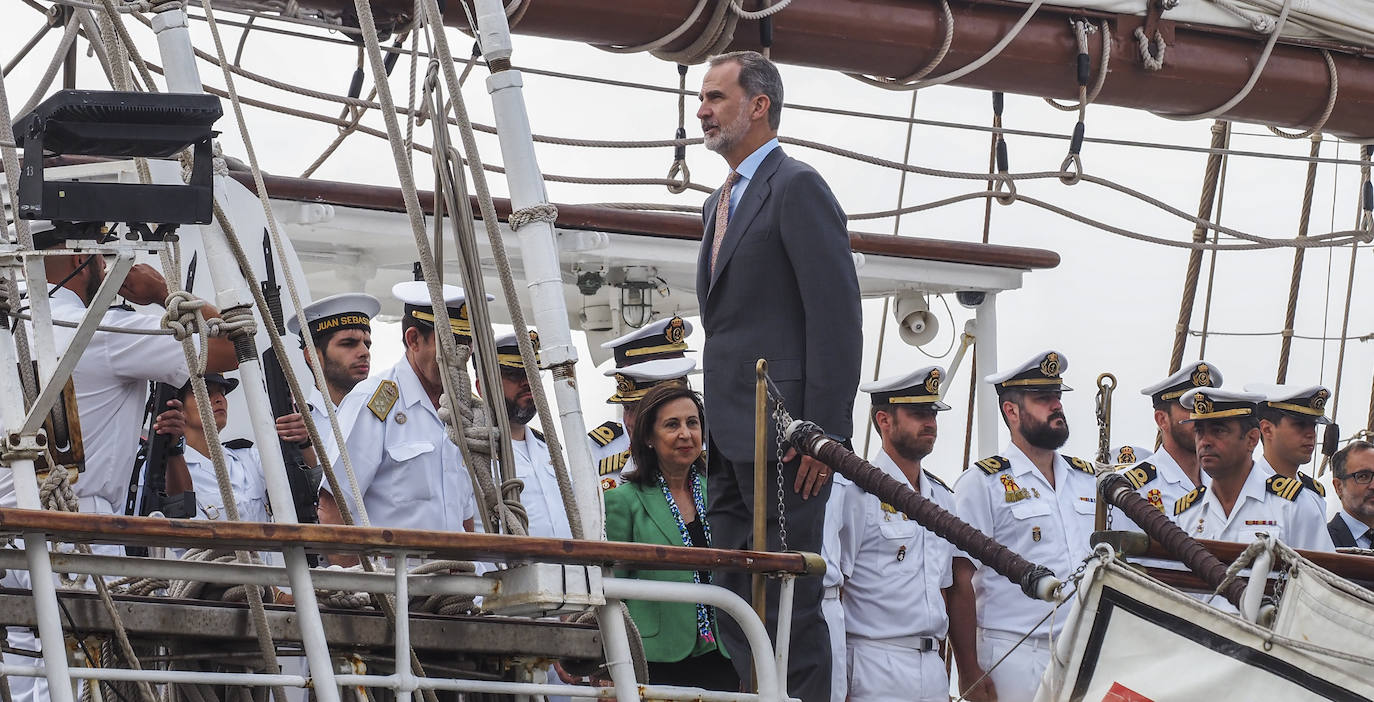 Entre vítores y aplausos de los ciudadanos, el Rey ha vuelto a subir al Juan Sebastián Elcano, el mismo buque en el que se embarcó durante seis meses en 1987, con 19 años, como parte de su formación militar