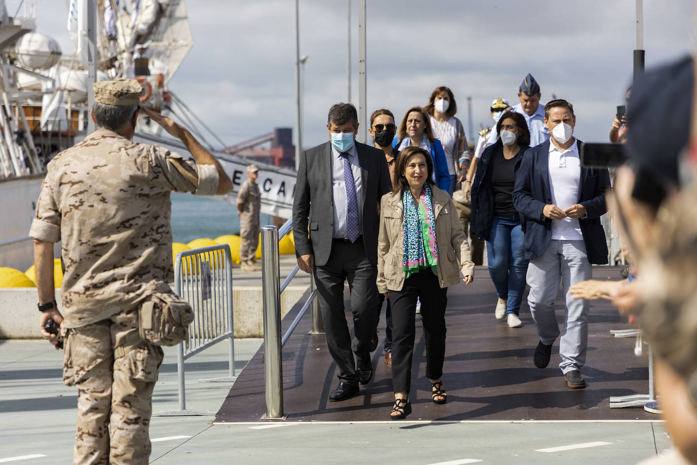 Robles ha atendido a los medios después de conocer a fondo el buque de la Armada Española, y ha destacado que "es un honor y un orgullo" visitarlo, por "la historia" y "lo que representa" para la Armada este barco