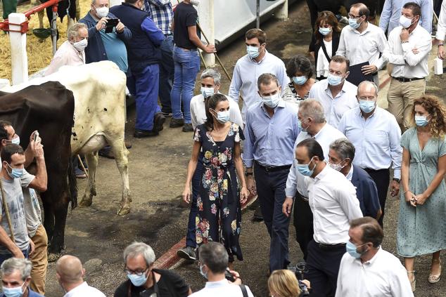 Don Felipe y doña Letizia también recorrieron el Mercado Nacional de Ganados de Torrelavega en julio de 2020. 