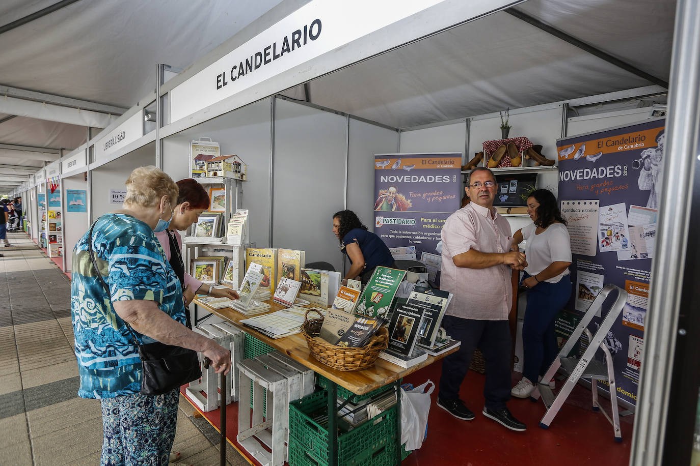 Treinta autores y veintiuna tiendas de dan cita en la Feria del Libro de Torrelavega, que permanecerá abierta al público hasta el domingo.