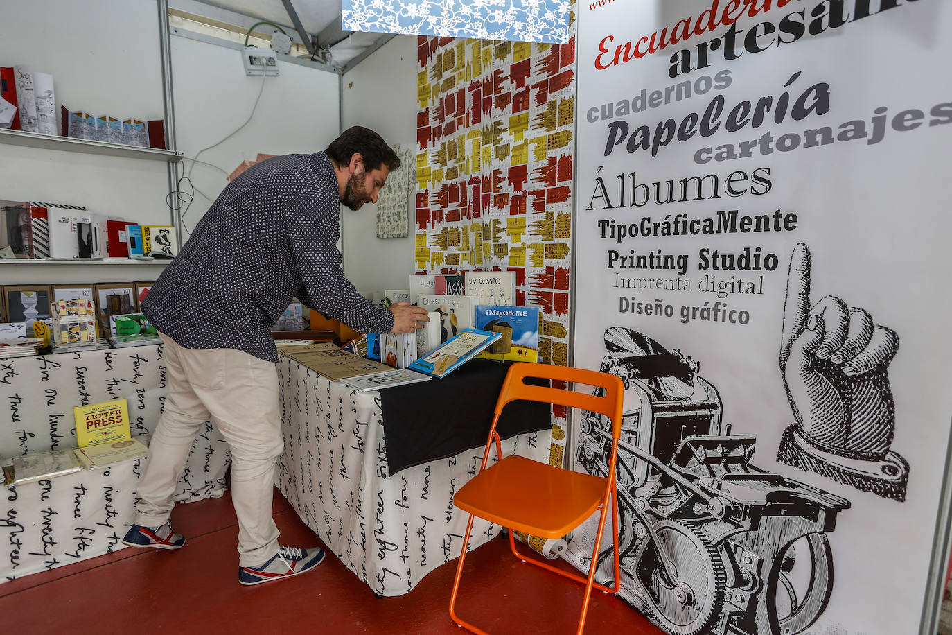 Treinta autores y veintiuna tiendas de dan cita en la Feria del Libro de Torrelavega, que permanecerá abierta al público hasta el domingo.