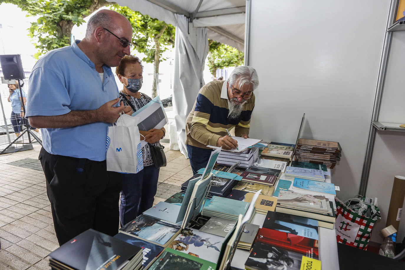 Treinta autores y veintiuna tiendas de dan cita en la Feria del Libro de Torrelavega, que permanecerá abierta al público hasta el domingo.