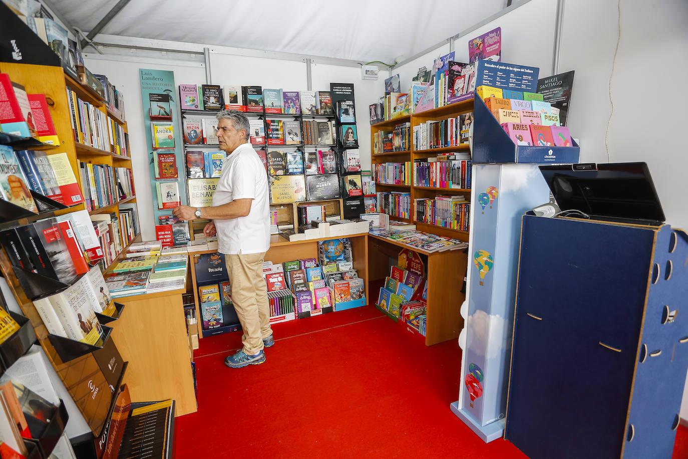 Treinta autores y veintiuna tiendas de dan cita en la Feria del Libro de Torrelavega, que permanecerá abierta al público hasta el domingo.