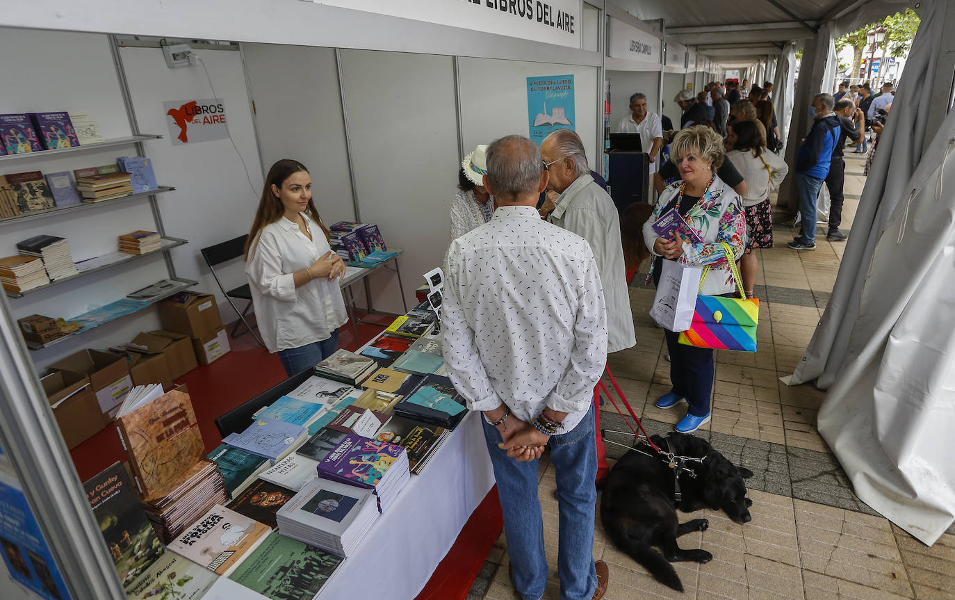 Treinta autores y veintiuna tiendas de dan cita en la Feria del Libro de Torrelavega, que permanecerá abierta al público hasta el domingo.