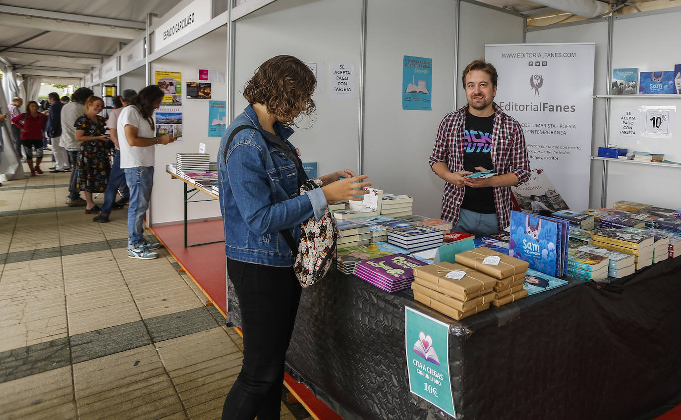 Treinta autores y veintiuna tiendas de dan cita en la Feria del Libro de Torrelavega, que permanecerá abierta al público hasta el domingo.