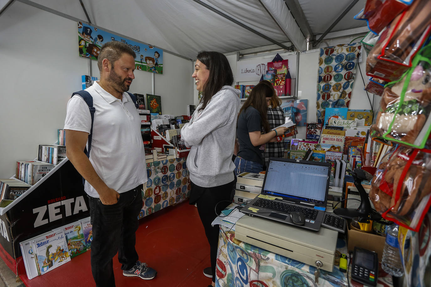 Treinta autores y veintiuna tiendas de dan cita en la Feria del Libro de Torrelavega, que permanecerá abierta al público hasta el domingo.