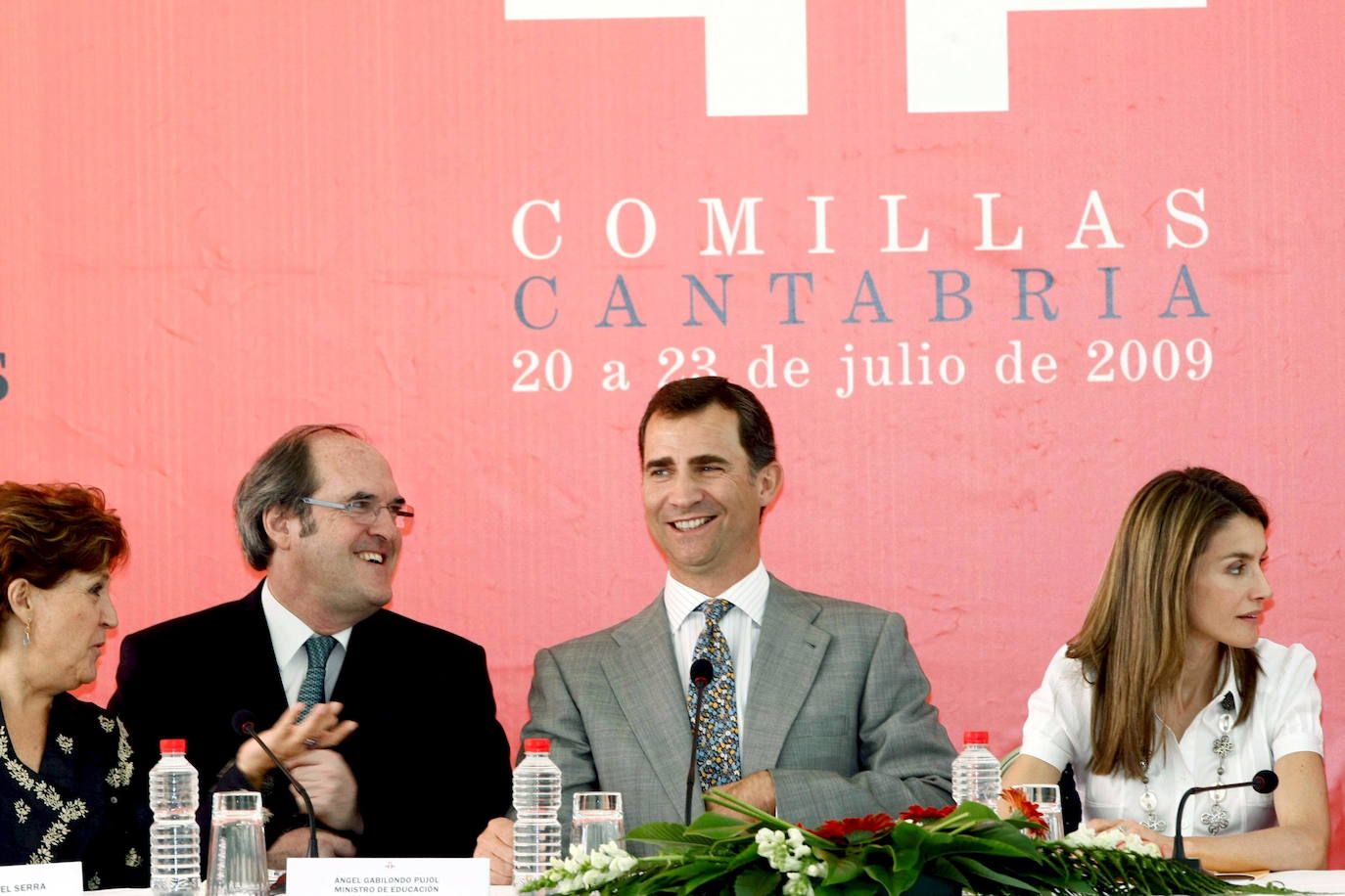 Los príncipes asisten a la reunión con los directores del Instituto Cervantes en el Palacio de Sobrellano de Comillas en 2009. En la imagen, con el ministro Ángel Gabilondo.