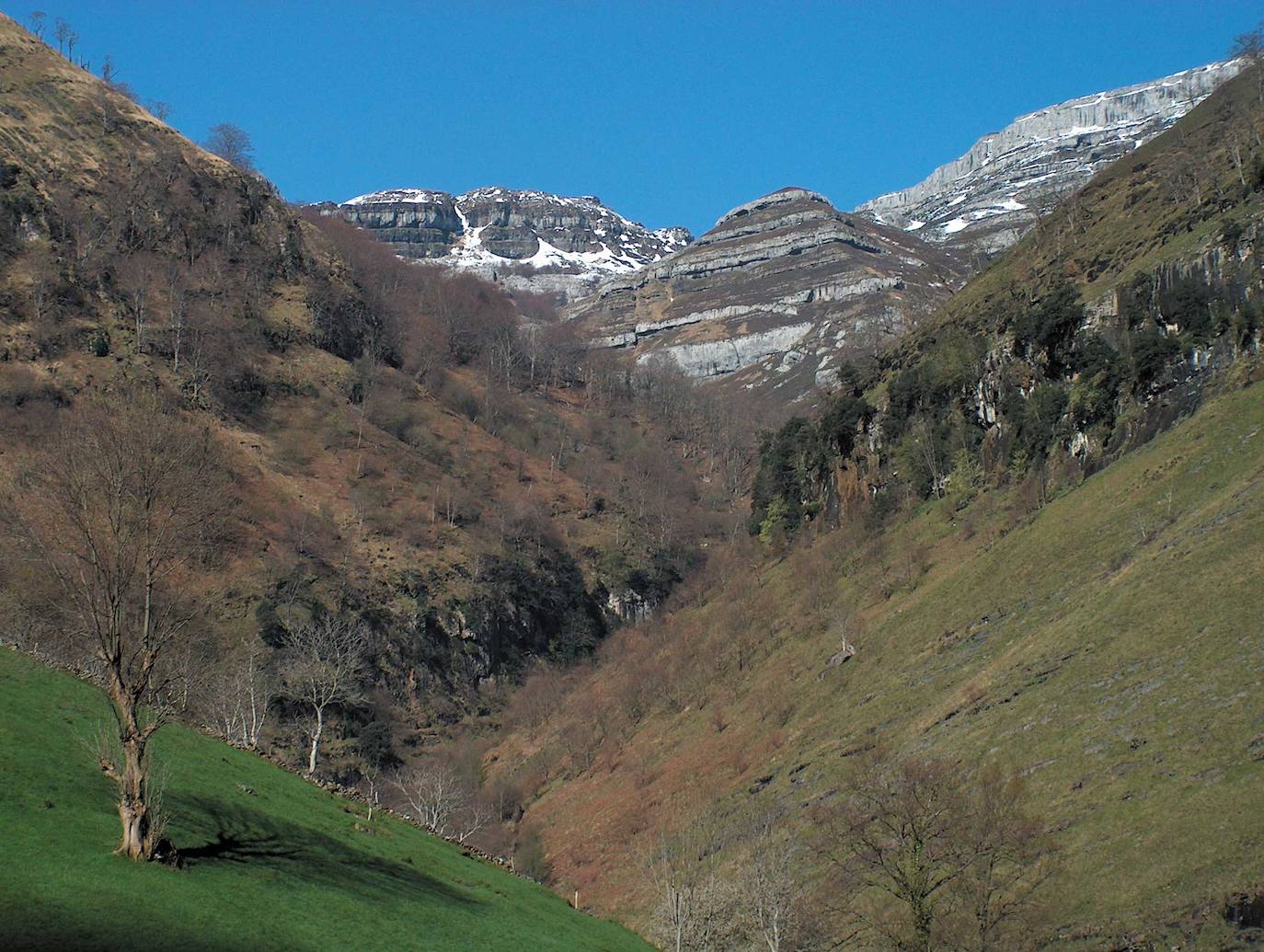 Collados del Asón. Plazas libres: 12. Duración: 5 horas Desnivel: 480 m. Distancia: 10 Km Tipo de recorrido: Circular Tipo de firme: Sendero Dificultad: Media 