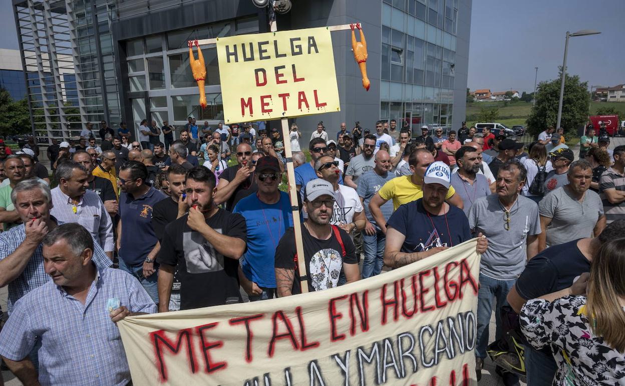 Trabajadores del metal, la semana pasada en la concentración ante la Consejería de Industria.