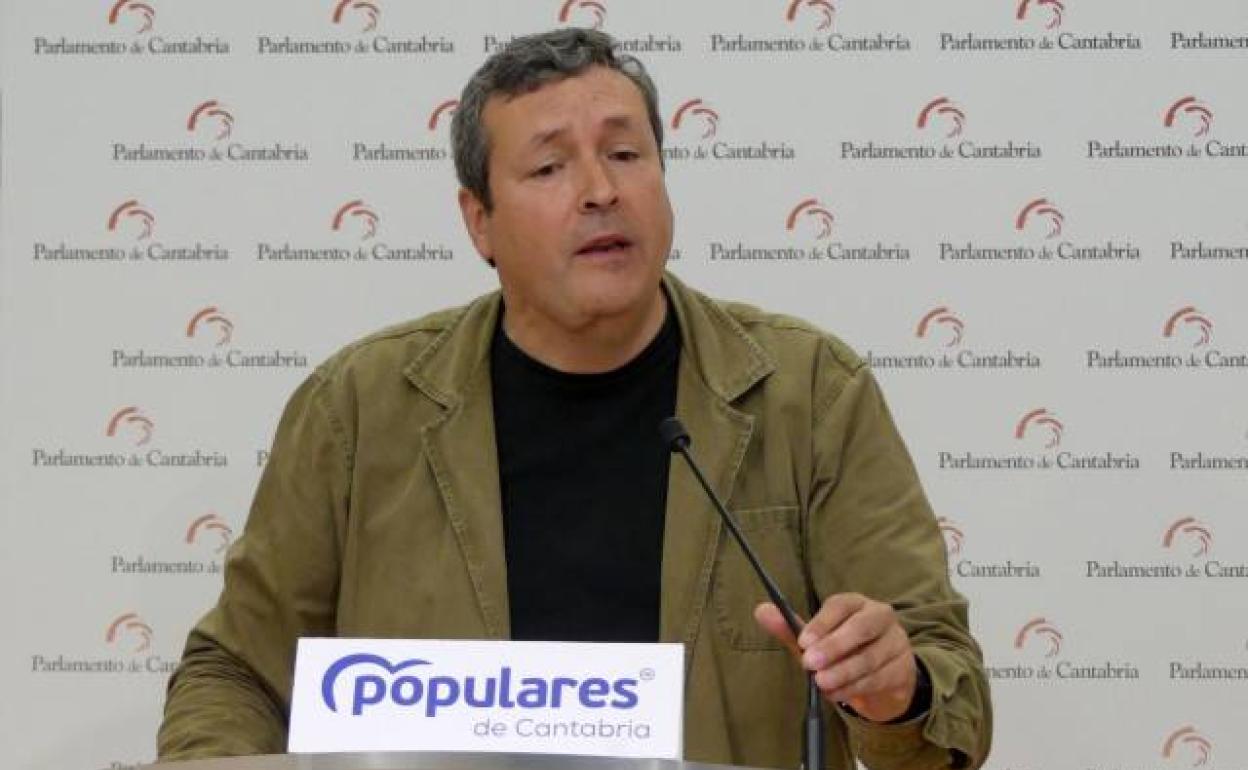 El portavoz parlamentario del PP, Íñigo Fernández, durante la rueda de prensa.