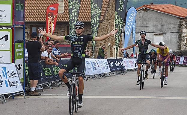 Abel Odón Rosado levanta las manos vencedor en Bostronizo, seguido de Calabuig y del líder, Morgado.