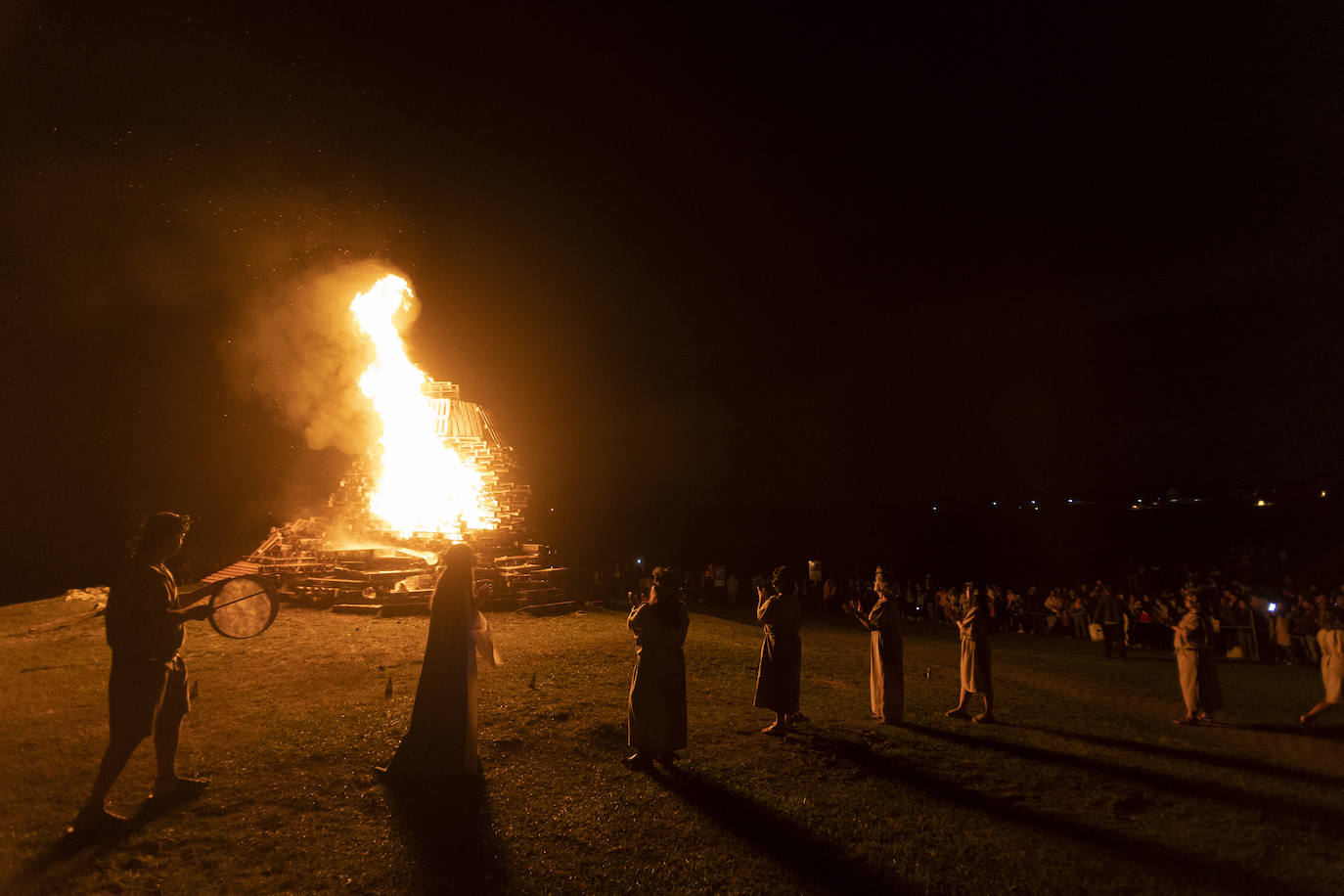 Fotos: Fuego y fiesta en la playa de San Juan de la Canal