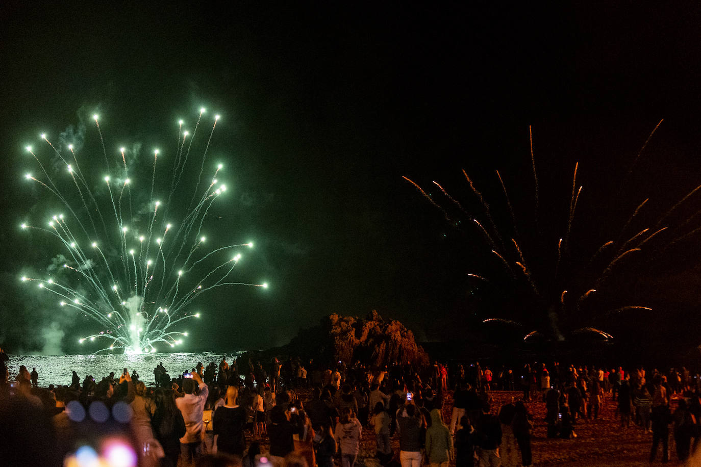 Fotos: Fuego y fiesta en la playa de San Juan de la Canal