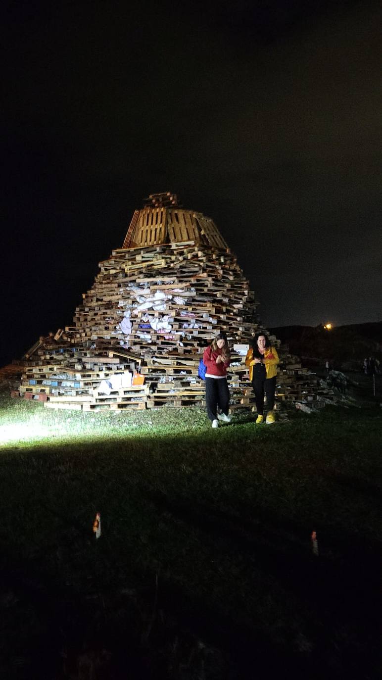 Fotos: Fuego y fiesta en la playa de San Juan de la Canal