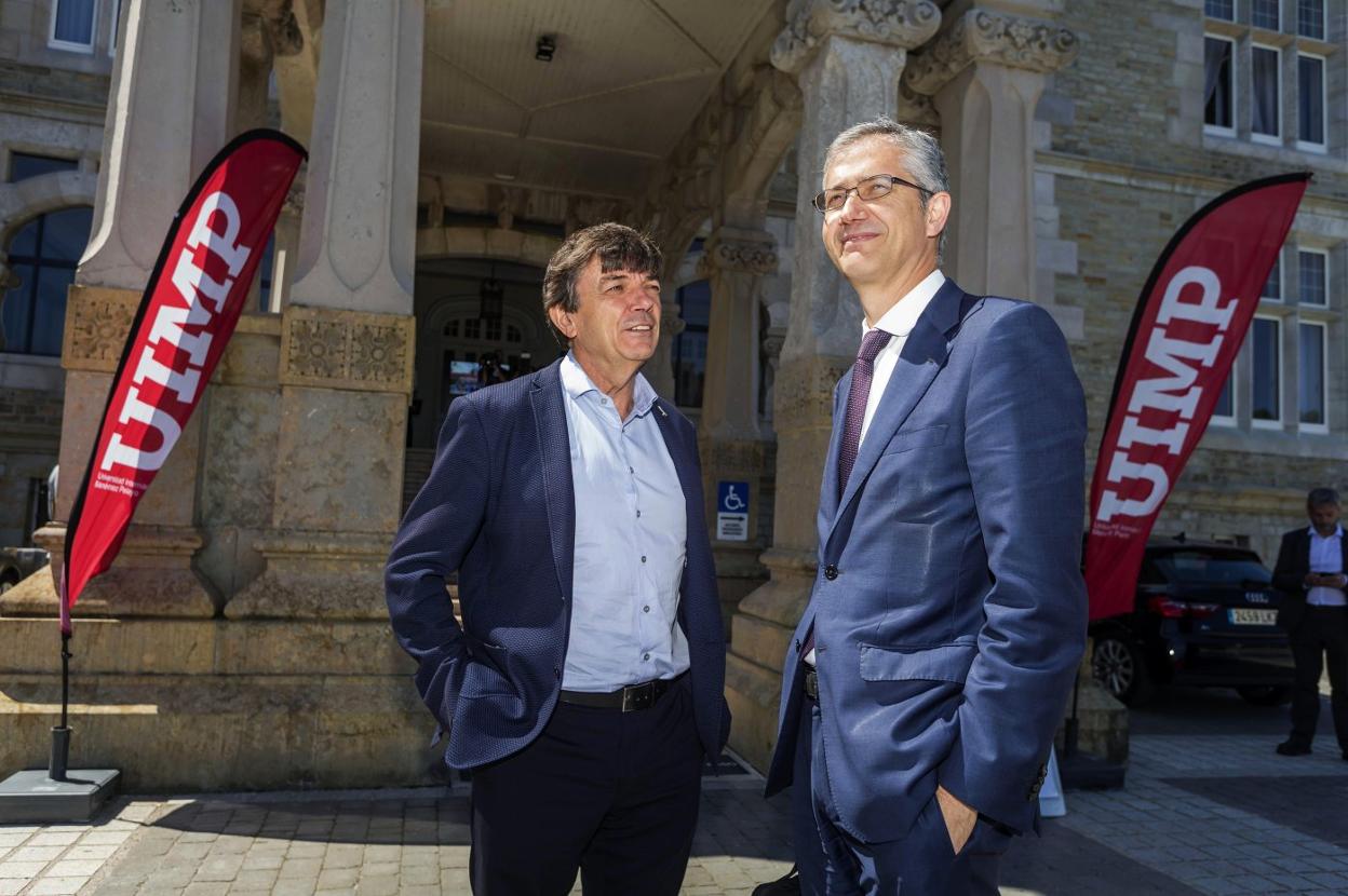 El rector de la UIMP, Carlos Andradas, conversa con Pablo Hernández de Cos, gobernador del Banco de España, este viernes, en La Magdalena. 