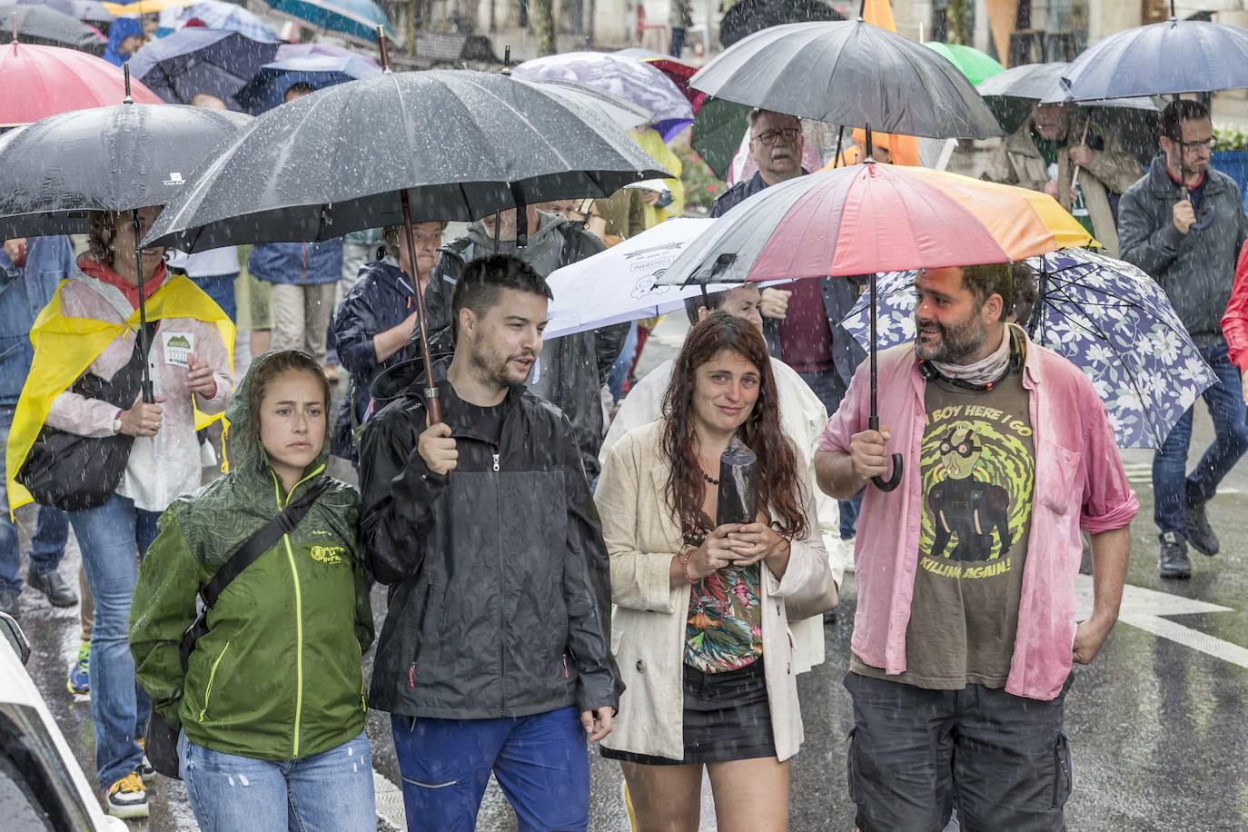 Centenares de personas de colectivos vecinales y representantes del sector primario, la hostelería y el turismo de los valles pasiegos y las comarcas del sur de Cantabria han participado este sábado en una manifestación en Santander bajo el lema '¡Sí a un medio rural vivo!¡No a los polígonos eólicos!'.