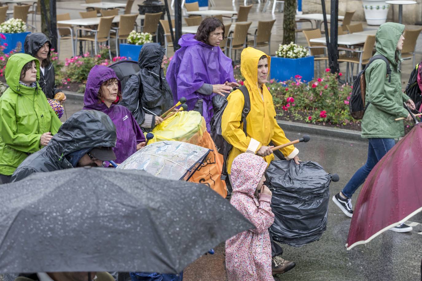 Centenares de personas de colectivos vecinales y representantes del sector primario, la hostelería y el turismo de los valles pasiegos y las comarcas del sur de Cantabria han participado este sábado en una manifestación en Santander bajo el lema '¡Sí a un medio rural vivo!¡No a los polígonos eólicos!'.