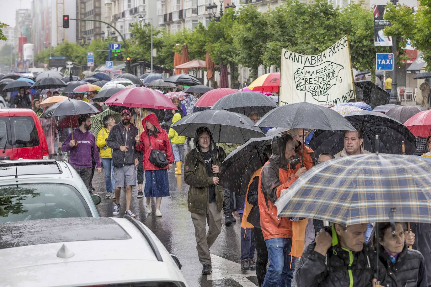 Centenares de personas de colectivos vecinales y representantes del sector primario, la hostelería y el turismo de los valles pasiegos y las comarcas del sur de Cantabria han participado este sábado en una manifestación en Santander bajo el lema '¡Sí a un medio rural vivo!¡No a los polígonos eólicos!'.