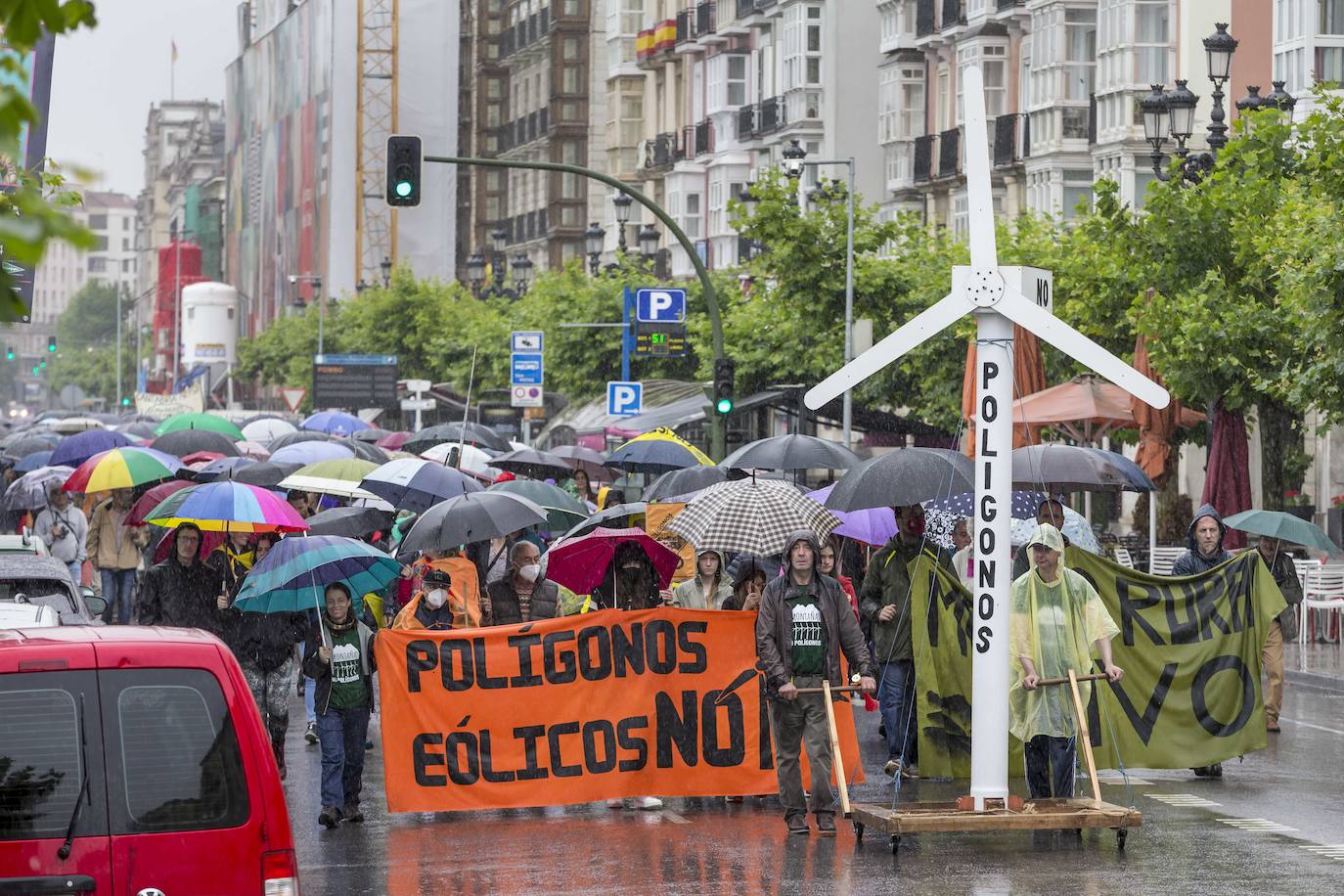 Centenares de personas de colectivos vecinales y representantes del sector primario, la hostelería y el turismo de los valles pasiegos y las comarcas del sur de Cantabria han participado este sábado en una manifestación en Santander bajo el lema '¡Sí a un medio rural vivo!¡No a los polígonos eólicos!'.