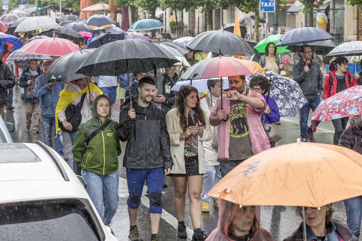 Centenares de personas de colectivos vecinales y representantes del sector primario, la hostelería y el turismo de los valles pasiegos y las comarcas del sur de Cantabria han participado este sábado en una manifestación en Santander bajo el lema '¡Sí a un medio rural vivo!¡No a los polígonos eólicos!'.