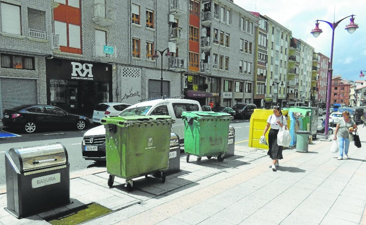 Contenedores soterrados y tradicionales, en la calle Emperador de la villa pejina. 