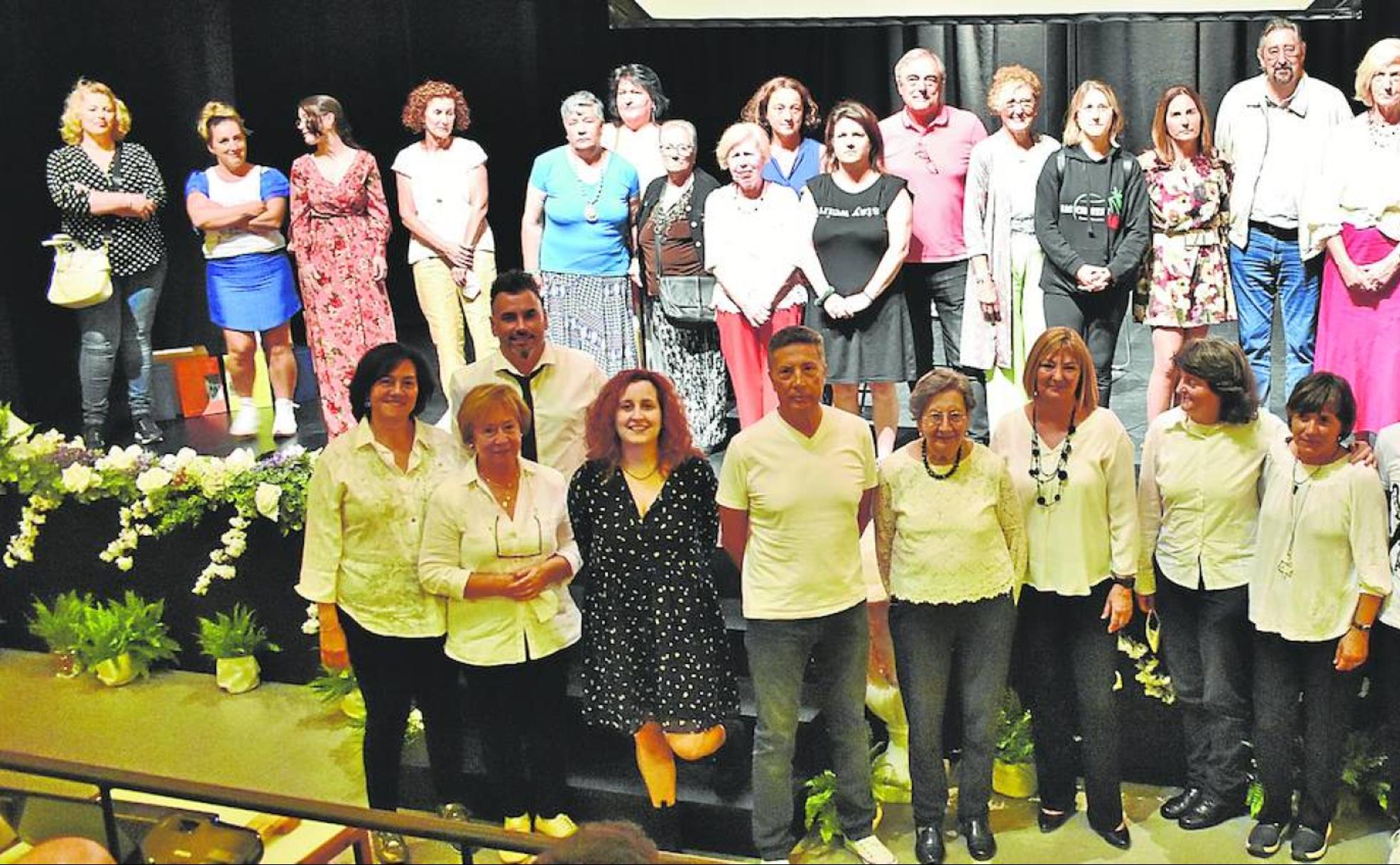 Algunos de los muchos escritores de la novela, con los doce del 'núcleo duro' abajo. 