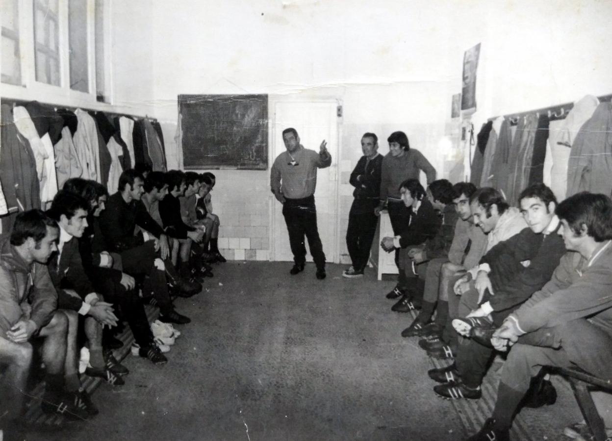 Maguregui da instrucciones a sus jugadores en los vestuarios de los viejos Campos de Sport. 