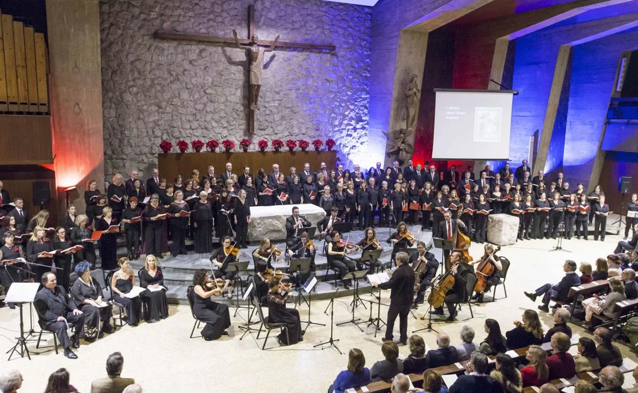 Músicos y coralistas, en la primera edición del espectáculo que tuvo lugar en Los Franciscanos, en 2019.