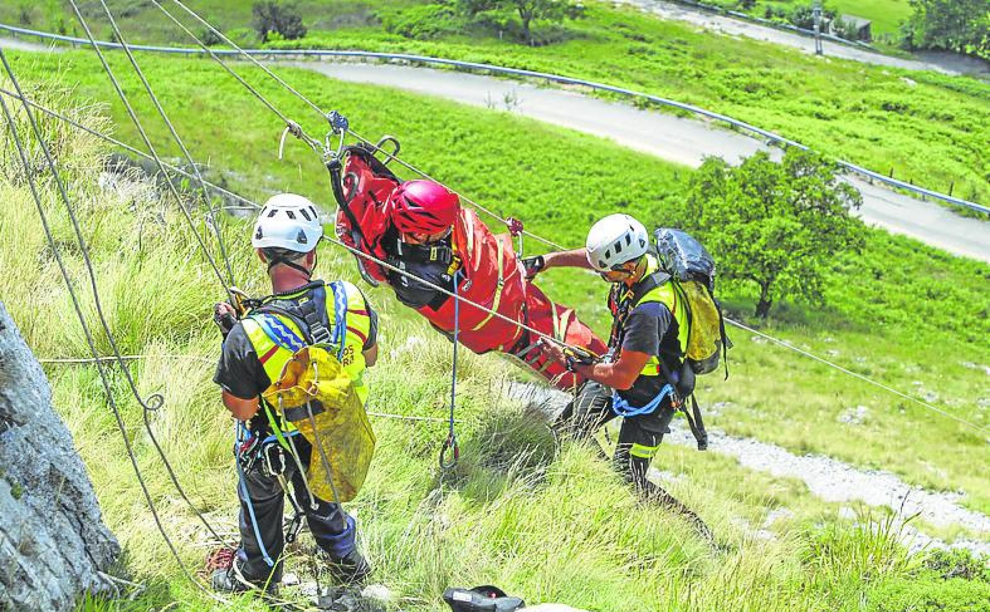  La evacuación en camilla se complica en desnivel y en entorno rocoso. 
