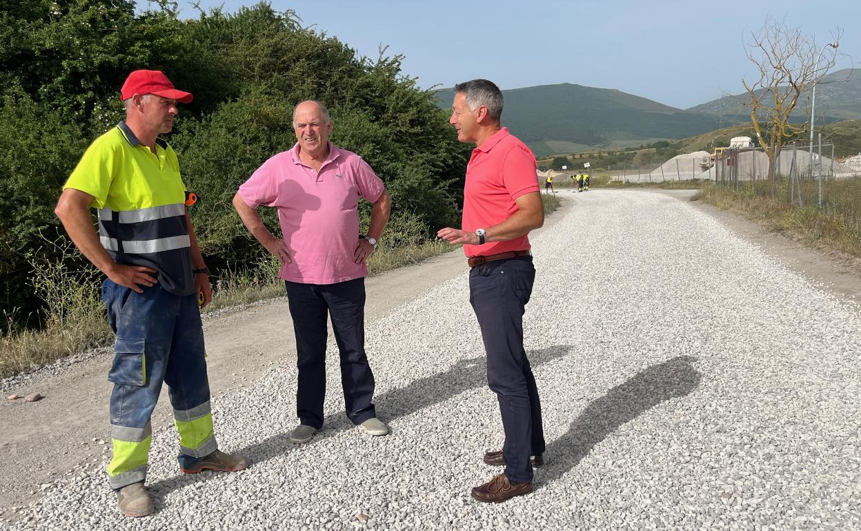 El alcalde, a la derecha, supervisó el estado de las obras. 