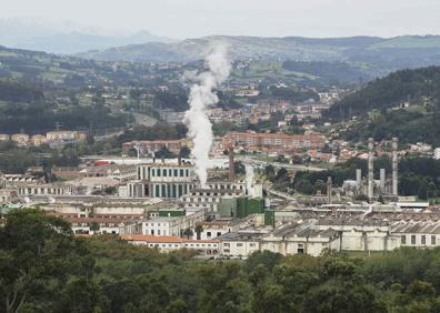 Imagen secundaria 1 - 1. El Seve Ballesteros, otro de los focos de contaminación del aire cántabro. | 2. El cierre de Sniace ha provocado el descenso de los índices en la comarca del Besaya. | 3. Medidor del aire ubicado en la zona de Parayas.