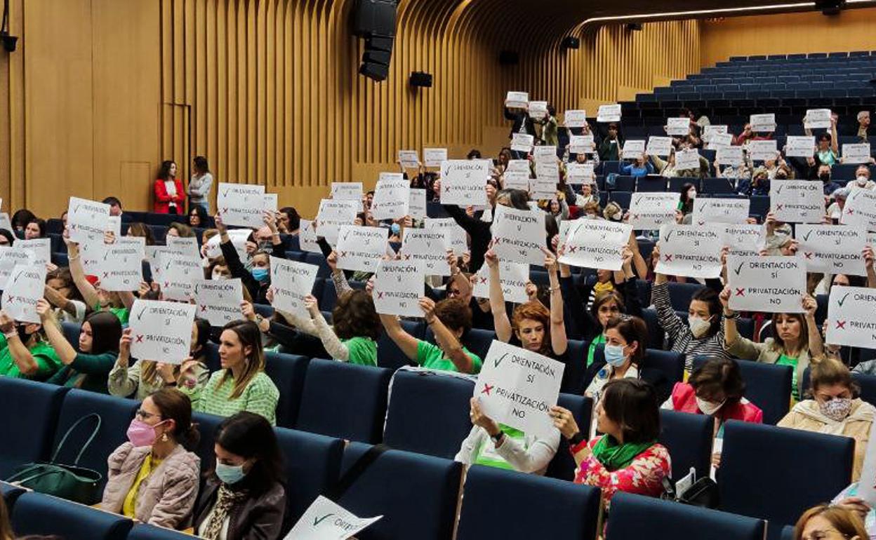 Momento en los orientadores han protestado con pancartas ante miembros de la Consejería de Educación.