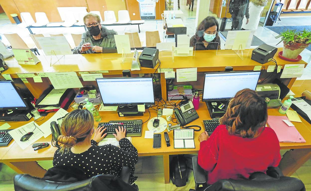 Dos usuarias son atendidas en el servicio de admisión de un centro de Atención Primaria de Santander.