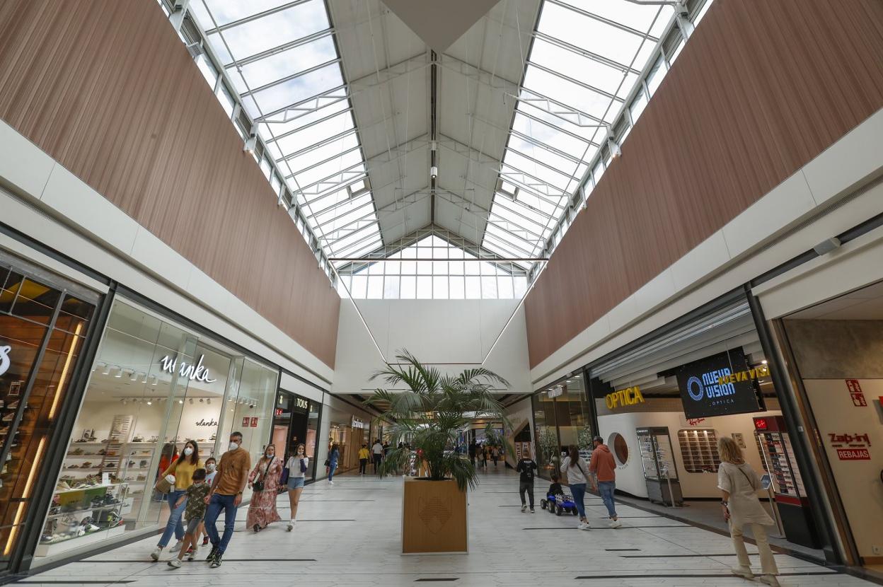 Visitantes recorren uno de los pasillos del centro comercial Valle Real, que presenta una imagen novedosa tras la reforma.