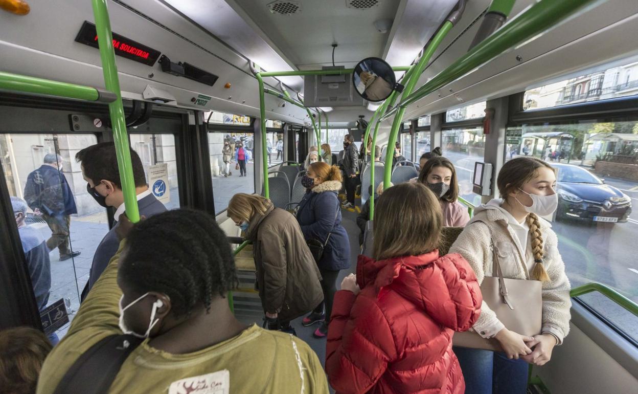 Interior de un autobús municipal en Santander. El Ayuntamiento de la capital y el de Torrelavega estudian cómo aplicar la rebaja anunciada.