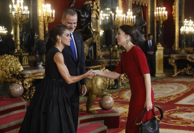 Jacinda Ardern, primera ministra de Nueva Zelanda, saluda a doña Letizia. 