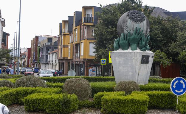 La rotonda de Los Rotarios acoge el 'Monumento a los valores humanos'. 