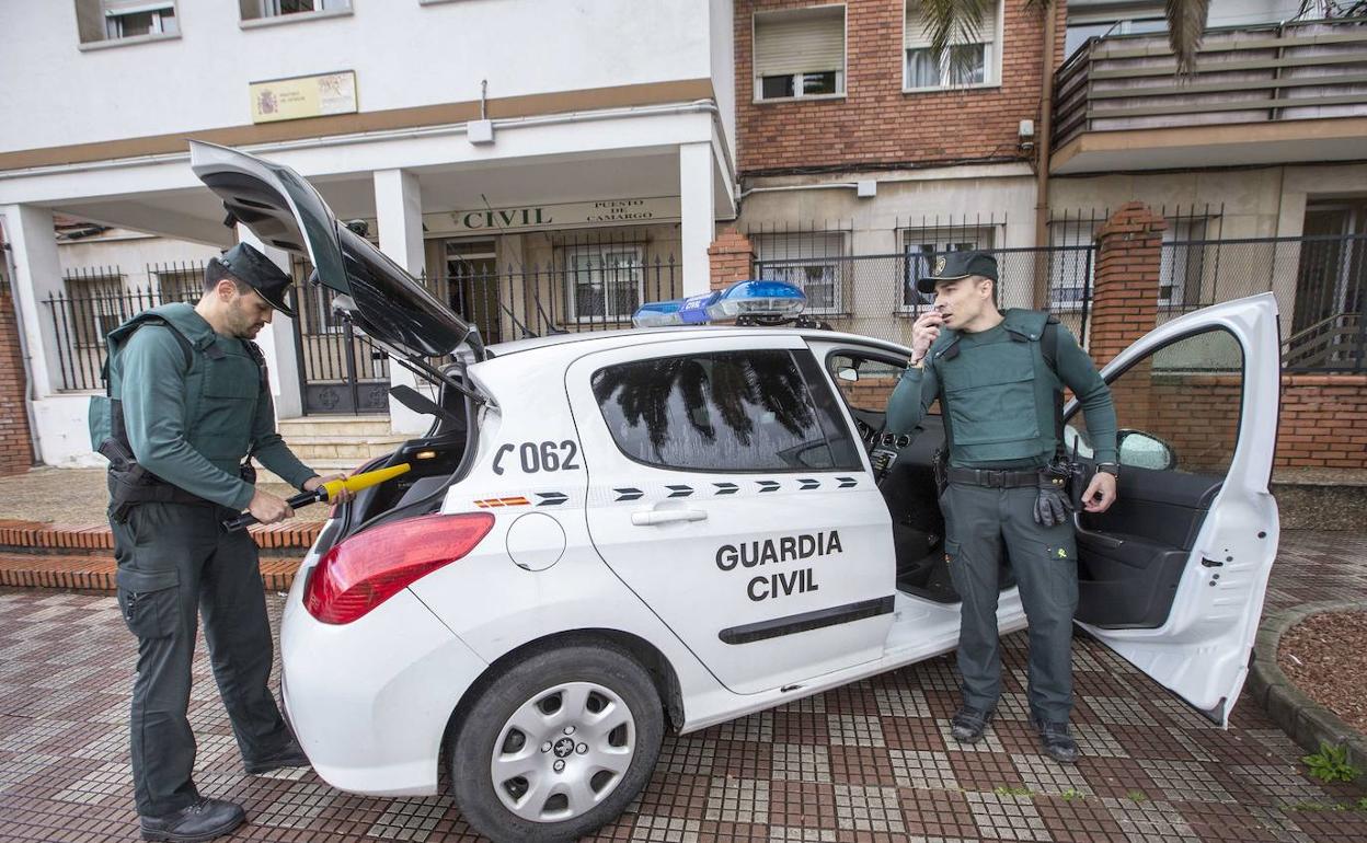 Agentes en el cuartel de Camargo.