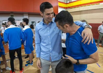 Imagen secundaria 1 - El deportista internacional Ángel Fernández ya da nombre a un pabellón de El Astillero