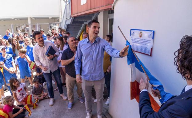 Imagen principal - El deportista internacional Ángel Fernández ya da nombre a un pabellón de El Astillero