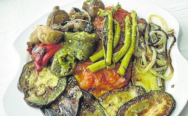 Imagen principal - Arriba, parrillada de verduras. Abajo, bacalao a la montañesa y leche frita con helado de mantecado.