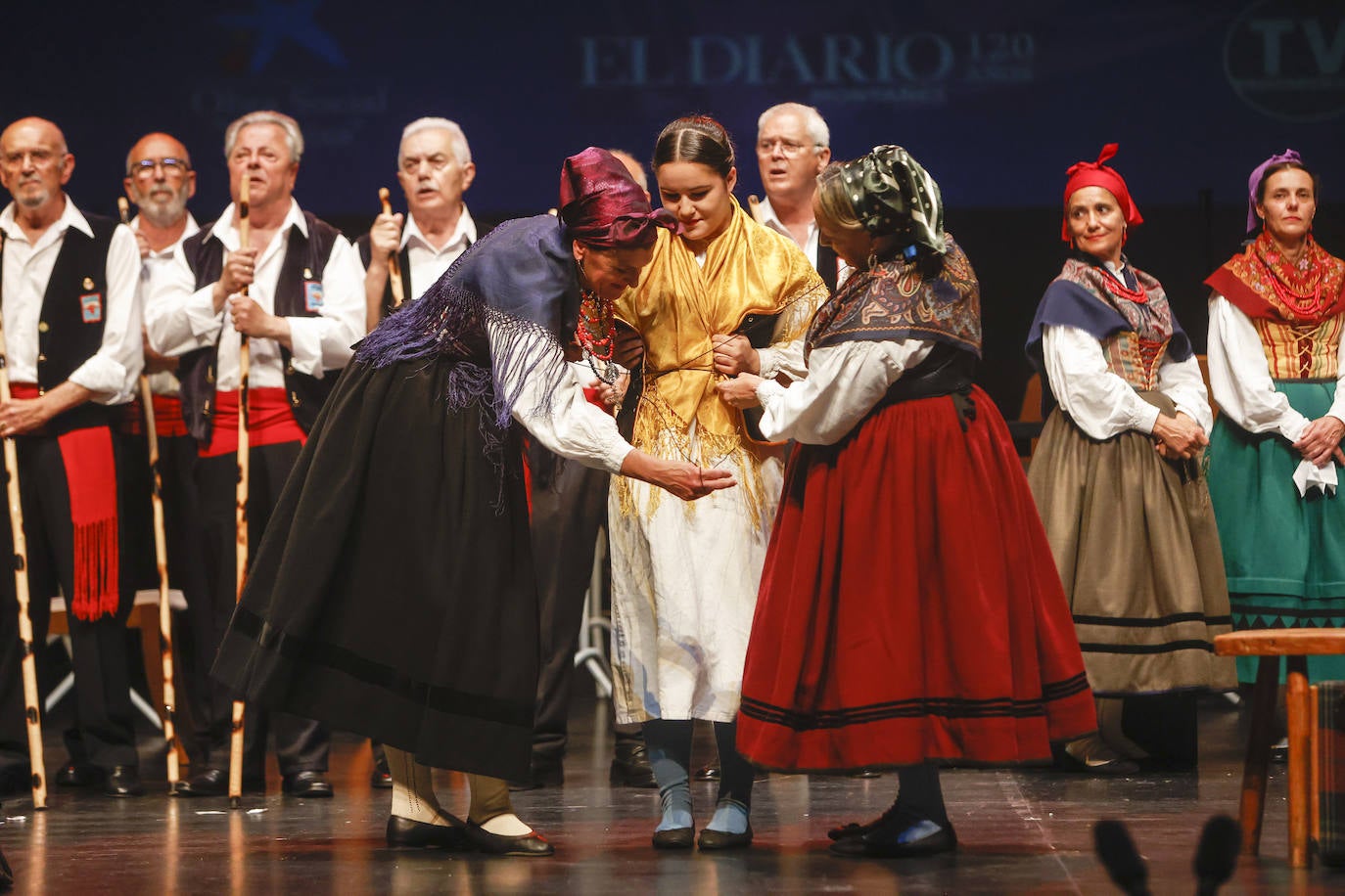 Escenificación de la tradición del vestido de la novia en el Valle de Campoo, con el Coro Ronda Altamira y los Coros y Danzas de Santander.