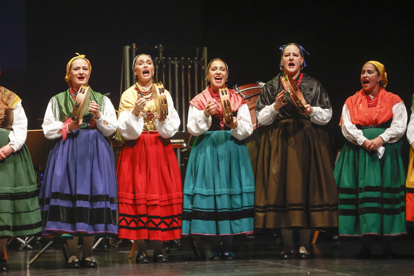 Interpretes de los Coros y Danzas de Santander.