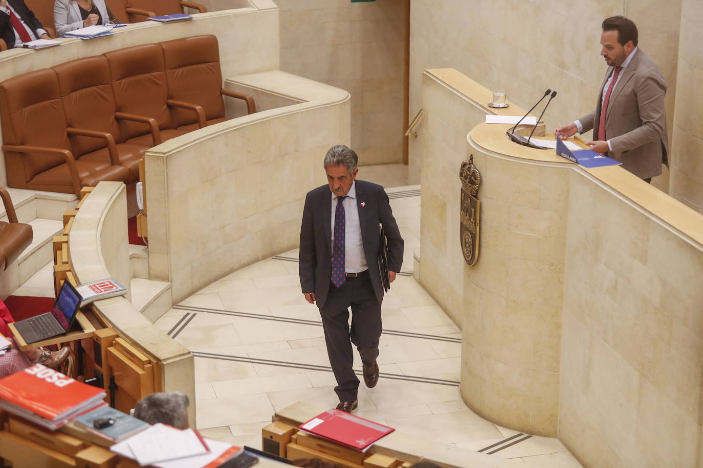 Revilla, en el Parlamento de Cantabria.