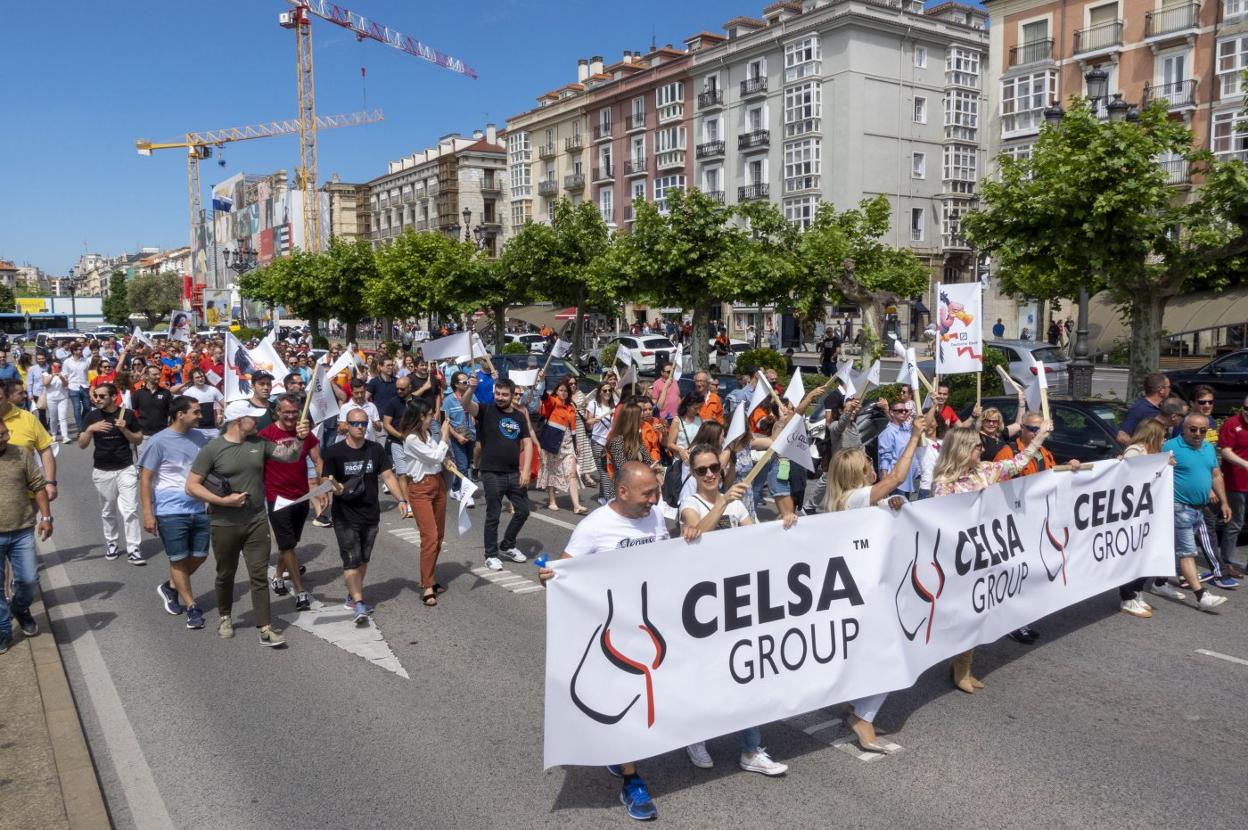 Trabajadores del Grupo Celsa durante una manifestación por las calles de Santander. 